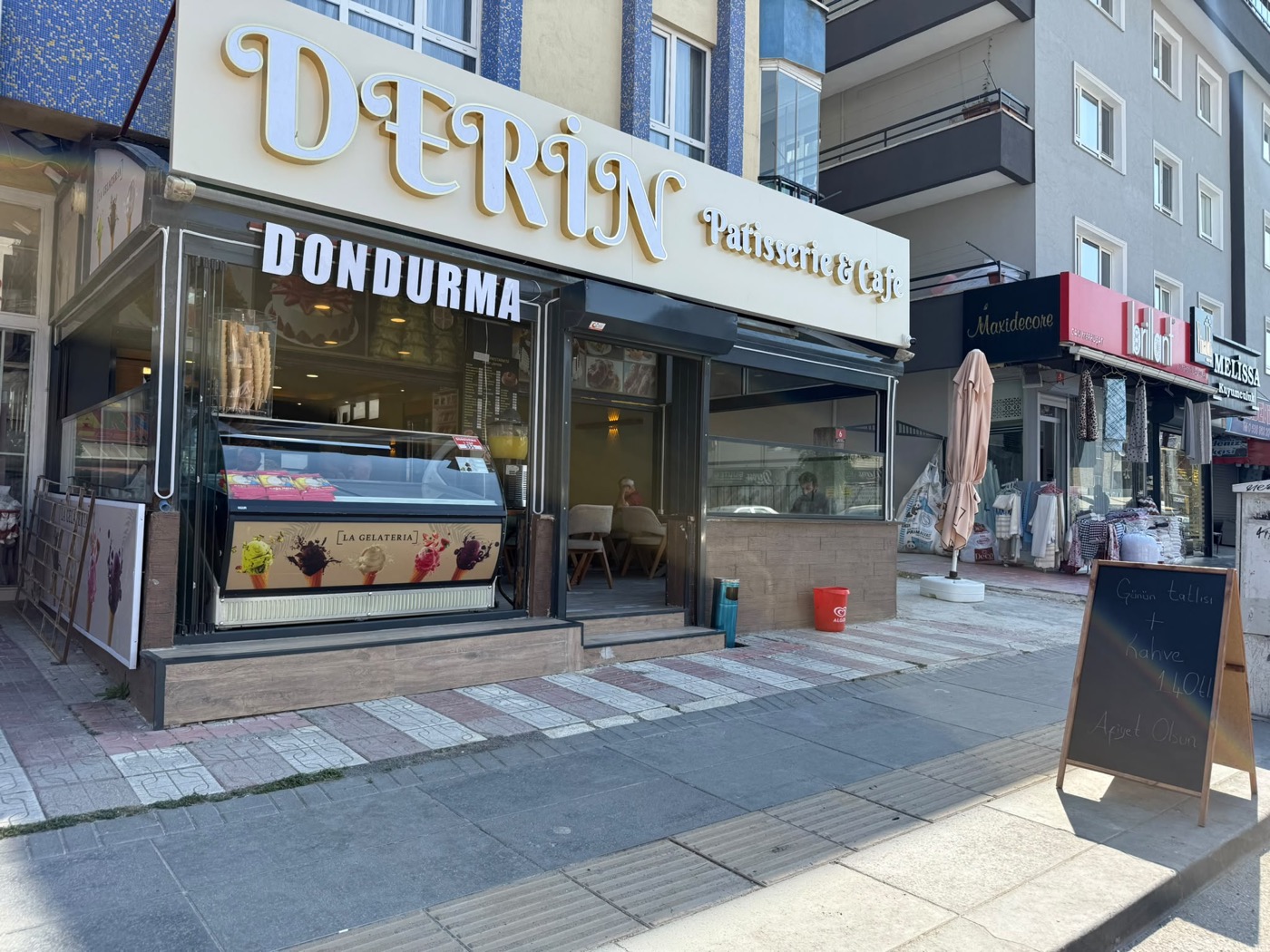 Derin Pastanesi & Cafe mağaza önü